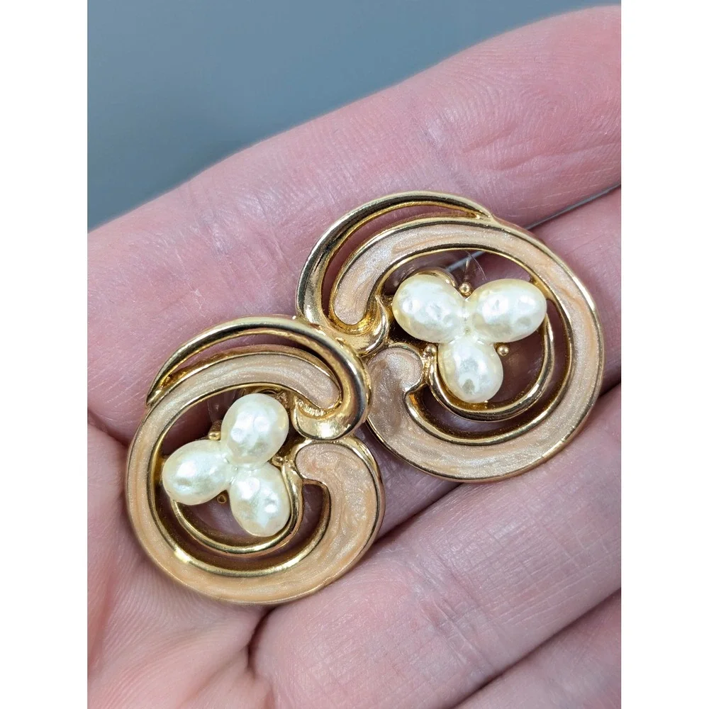Vintage Avon Island Shell Pierced Earrings Gold‎ Tone Faux Pearl Swirl